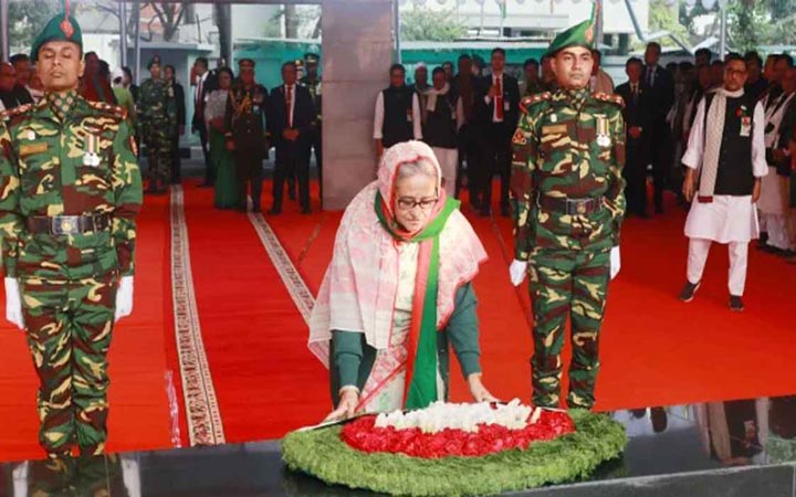 বঙ্গবন্ধুর প্রতিকৃতিতে শেখ হাসিনার শ্রদ্ধা